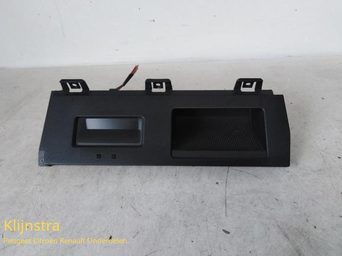 Gebruikte Display Interieur Renault Safrane II 2.5 20V RXE,RXT Prijs op aanvraag aangeboden door Fa. Klijnstra & Zn. VOF