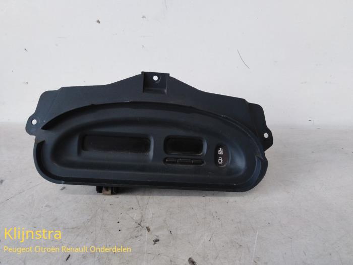 Gebruikte Display Interieur Renault Megane (EA) 2.0i Prijs op aanvraag aangeboden door Fa. Klijnstra & Zn. VOF