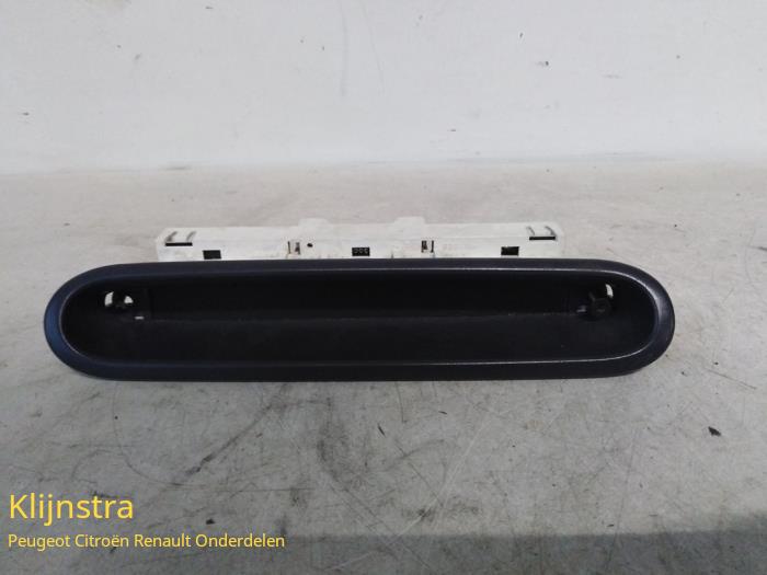 Gebruikte Display Interieur Renault Twingo (C06) 1.2 SPi Phase I Prijs € 39,99 Margeregeling aangeboden door Fa. Klijnstra & Zn. VOF