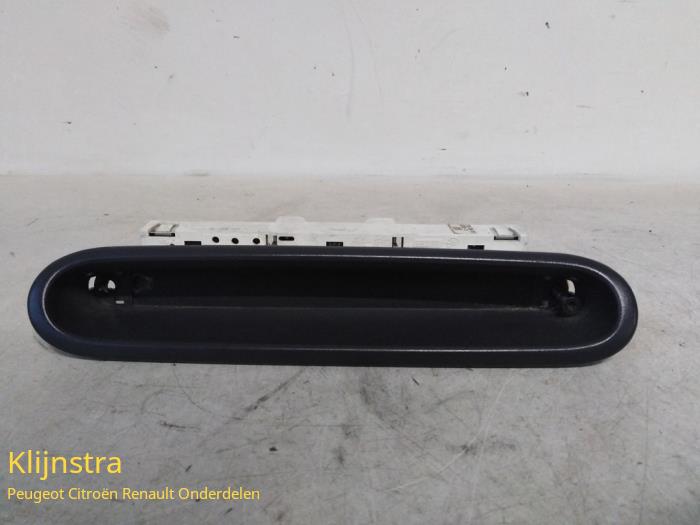 Gebruikte Display Interieur Renault Twingo (C06) 1.2 Prijs € 39,99 Margeregeling aangeboden door Fa. Klijnstra & Zn. VOF