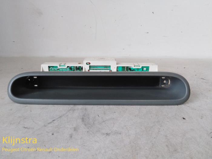 Gebruikte Display Interieur Renault Twingo (C06) 1.2 16V Prijs € 39,99 Margeregeling aangeboden door Fa. Klijnstra & Zn. VOF