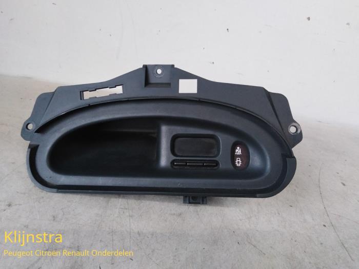 Gebruikte Display Interieur Renault Megane (BA) 1.6i ,Easy Prijs € 45,00 Margeregeling aangeboden door Fa. Klijnstra & Zn. VOF