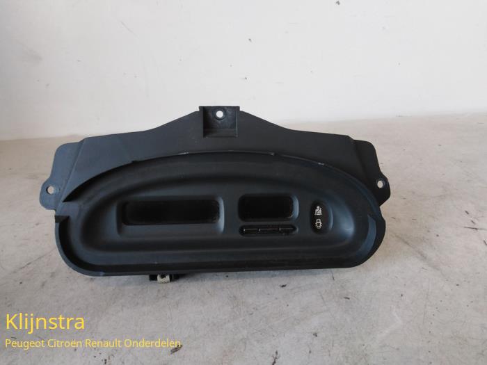 Gebruikte Display Interieur Renault Megane Coupé (DA) 1.6i Prijs op aanvraag aangeboden door Fa. Klijnstra & Zn. VOF