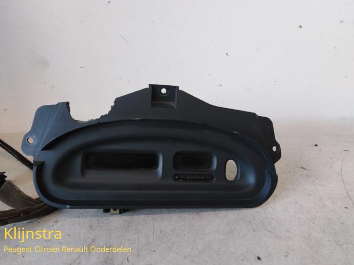 Gebruikte Display Interieur Renault Megane Coupé (DA) 1.6i Prijs op aanvraag aangeboden door Fa. Klijnstra & Zn. VOF