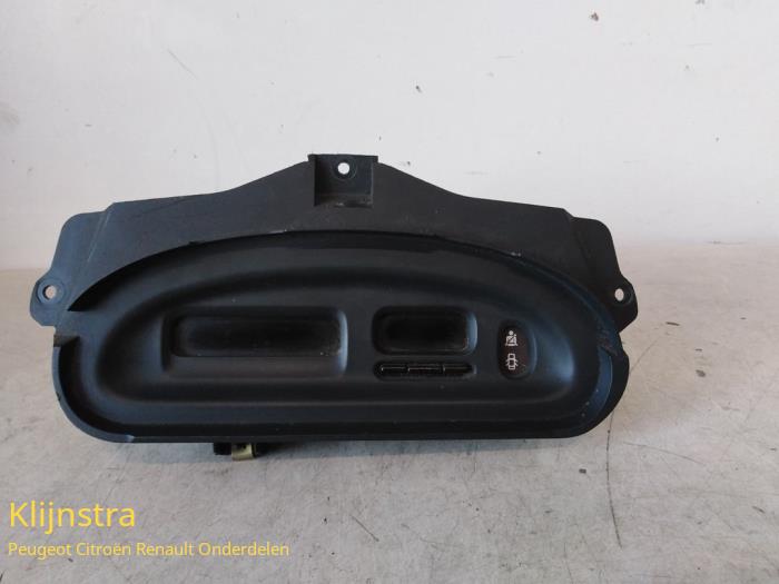Gebruikte Display Interieur Renault Megane Prijs € 45,00 Margeregeling aangeboden door Fa. Klijnstra & Zn. VOF