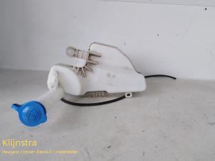 Gebruikte Ruitensproeiertank voor Peugeot 108 1.0 12V Prijs op aanvraag aangeboden door Fa. Klijnstra & Zn. VOF