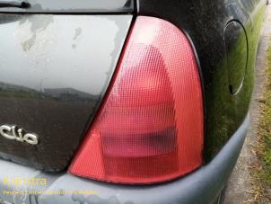 Gebruikte Achterlicht rechts Renault Clio II (BB/CB) 1.6 Prijs op aanvraag aangeboden door Fa. Klijnstra & Zn. VOF