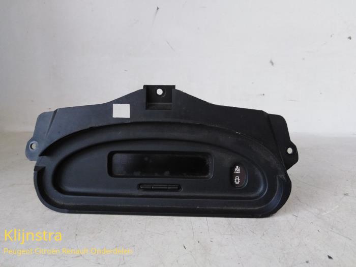 Gebruikte Display Interieur Renault Clio II (BB/CB) 1.4 Prijs op aanvraag aangeboden door Fa. Klijnstra & Zn. VOF