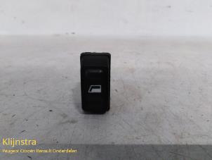 Gebruikte Elektrisch Raam Schakelaar Citroen Xsara Picasso (CH) 2.0 HDi 90 Prijs op aanvraag aangeboden door Fa. Klijnstra & Zn. VOF