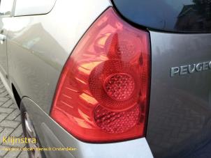 Gebruikte Achterlicht links Peugeot 307 SW (3H) 1.6 16V Prijs op aanvraag aangeboden door Fa. Klijnstra & Zn. VOF