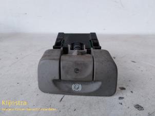 Gebruikte Schakelaar handrem Renault Grand Scénic II (JM) 1.9 dCi 120 Prijs € 39,99 Margeregeling aangeboden door Fa. Klijnstra & Zn. VOF