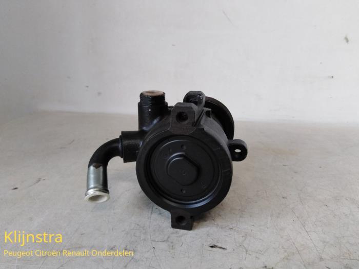 Pomp Servo van een Peugeot 605 (6B) 3.0 SV 1992
