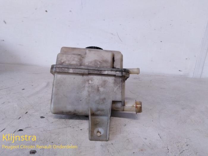Gebruikte Servo Oliereservoir Peugeot 306 (7D) 2.0 Prijs op aanvraag aangeboden door Fa. Klijnstra & Zn. VOF