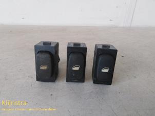 Gebruikte Ruit schakelaar elektrisch Peugeot 407 SW (6E) 1.6 HDiF 16V Prijs op aanvraag aangeboden door Fa. Klijnstra & Zn. VOF