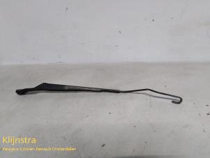 Gebruikte Ruitenwisserarm voor Peugeot 406 (8B) 1.8 16V Prijs op aanvraag aangeboden door Fa. Klijnstra & Zn. VOF