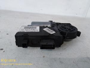 Gebruikte Motor electrisch raam Peugeot 307 CC (3B) Prijs € 150,00 Margeregeling aangeboden door Fa. Klijnstra & Zn. VOF