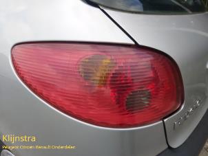 Gebruikte Achterlicht links Peugeot 206 (2A/C/H/J/S) 1.4 XR,XS,XT,Gentry Prijs op aanvraag aangeboden door Fa. Klijnstra & Zn. VOF