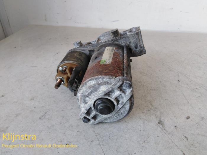 Startmotor van een Peugeot 406 Coupé (8C) 2.9 V6 24V 1998