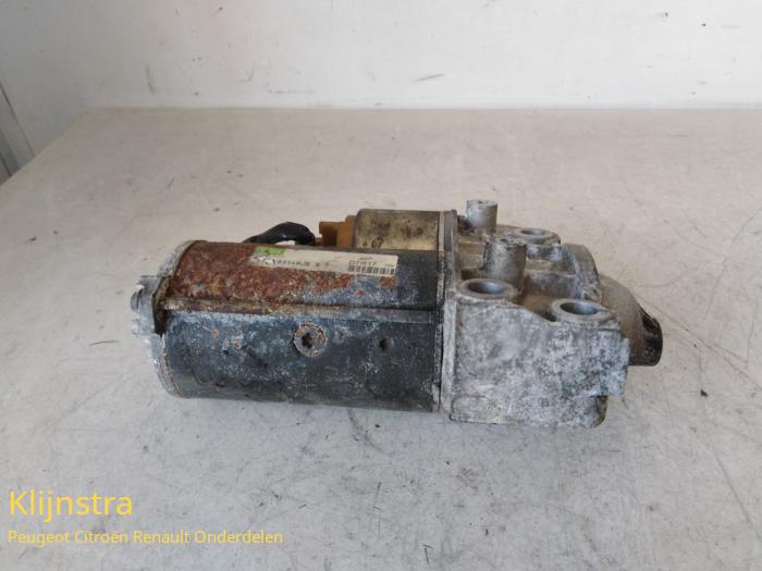 Startmotor van een Peugeot 406 Coupé (8C) 2.9 V6 24V 1998