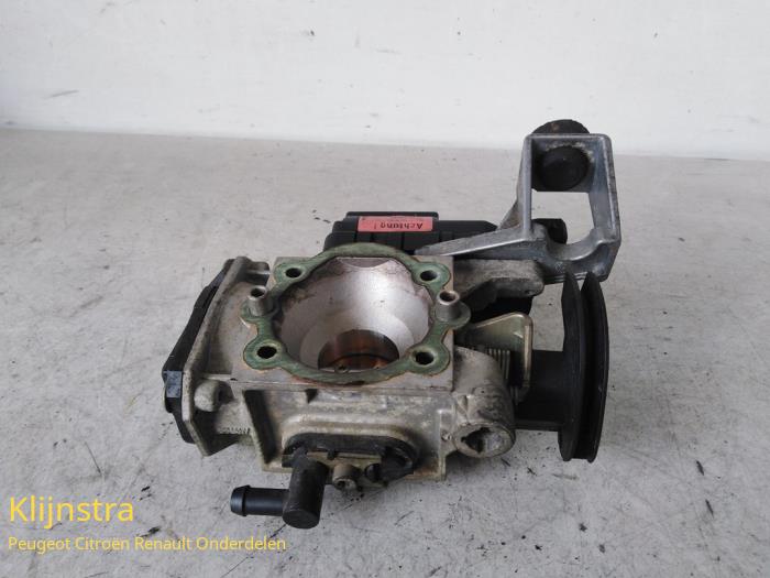 Gebruikte Gasklephuis Peugeot 106 I 1.0i Prijs € 75,00 Margeregeling aangeboden door Fa. Klijnstra & Zn. VOF