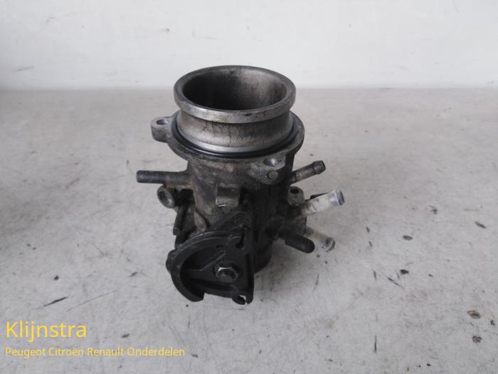 Gebruikte Gasklephuis Peugeot 205 I (741A/C) 1.9 GTi Prijs € 99,99 Margeregeling aangeboden door Fa. Klijnstra & Zn. VOF