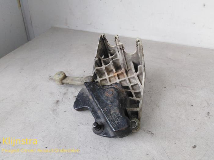 Gebruikte Versnellingsbak Steun Peugeot 206 SW (2E/K) 1.6 HDi 16V FAP Prijs € 78,65 Inclusief btw aangeboden door Fa. Klijnstra & Zn. VOF
