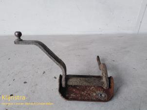 Gebruikte Versnellingsbak Steun Peugeot 106 II 1.0 Prijs op aanvraag aangeboden door Fa. Klijnstra & Zn. VOF