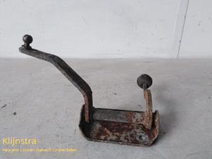 Gebruikte Versnellingsbak Steun Peugeot 106 II 1.1 XN,XR,XT,Accent Prijs op aanvraag aangeboden door Fa. Klijnstra & Zn. VOF