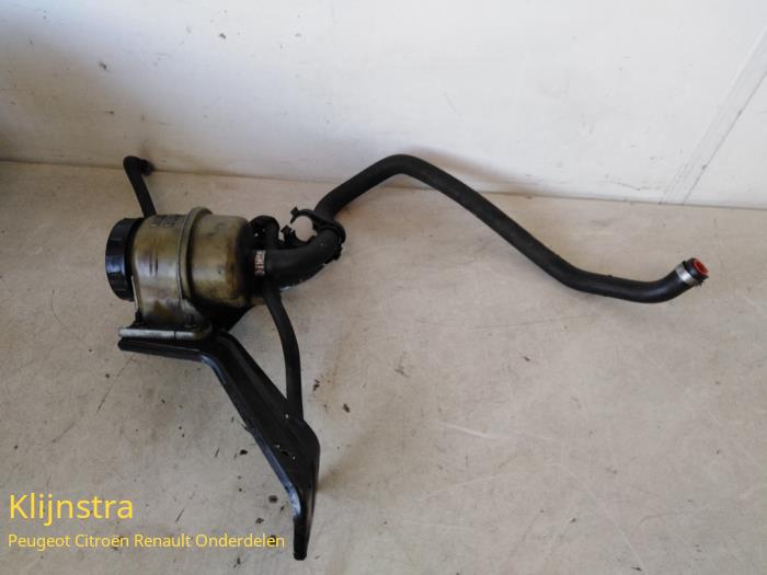 Gebruikte Servo Oliereservoir Peugeot Boxer (244) 2.8 HDi 127 Prijs op aanvraag aangeboden door Fa. Klijnstra & Zn. VOF