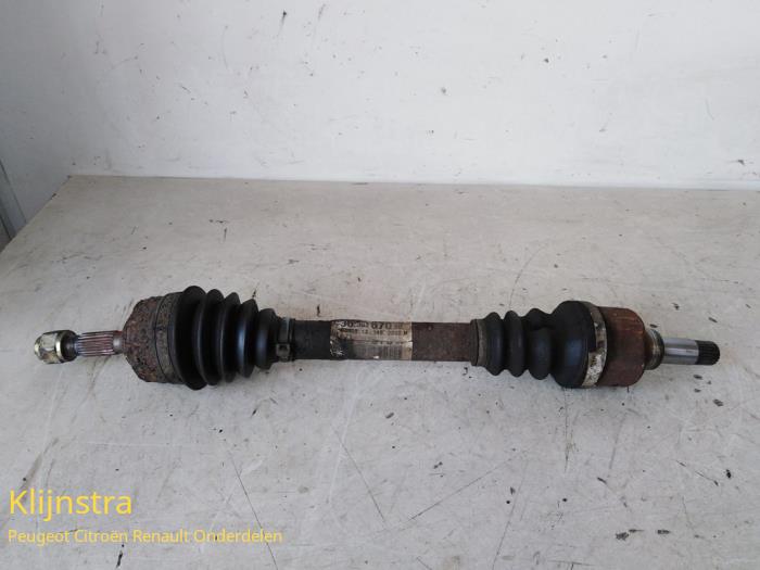 Gebruikte Steekas links-voor Peugeot 206 (2A/C/H/J/S) 1.4 XR,XS,XT,Gentry Prijs op aanvraag aangeboden door Fa. Klijnstra & Zn. VOF