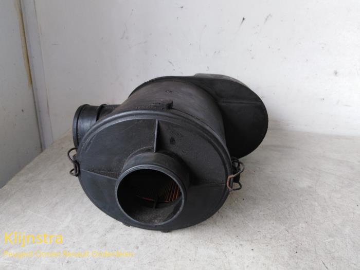 Gebruikte Luchtfilterhuis Peugeot 306 (7A/C/S) 1.4 XN,XR,XA,XRA Kat. Prijs op aanvraag aangeboden door Fa. Klijnstra & Zn. VOF