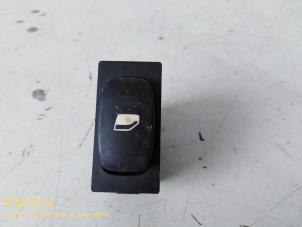 Gebruikte Elektrisch Raam Schakelaar Peugeot 407 SW (6E) 2.0 HDiF 16V Prijs op aanvraag aangeboden door Fa. Klijnstra & Zn. VOF