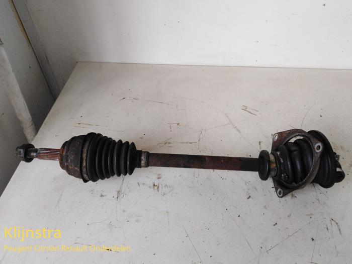 Gebruikte Aandrijfas links-voor Renault Clio II (BB/CB) 1.4 Prijs € 50,00 Margeregeling aangeboden door Fa. Klijnstra & Zn. VOF