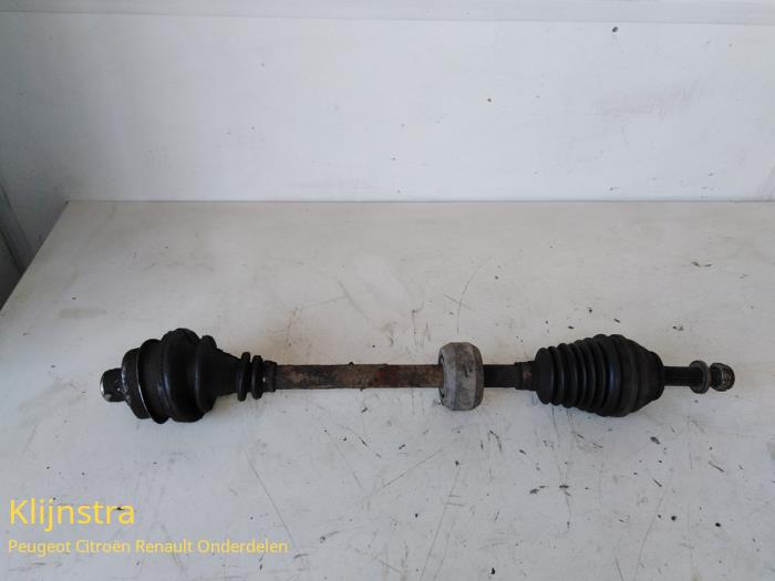 Gebruikte Aandrijfas rechts-voor Renault Clio (B/C57/357/557/577) 1.4i RN,RT Kat. Prijs op aanvraag aangeboden door Fa. Klijnstra & Zn. VOF