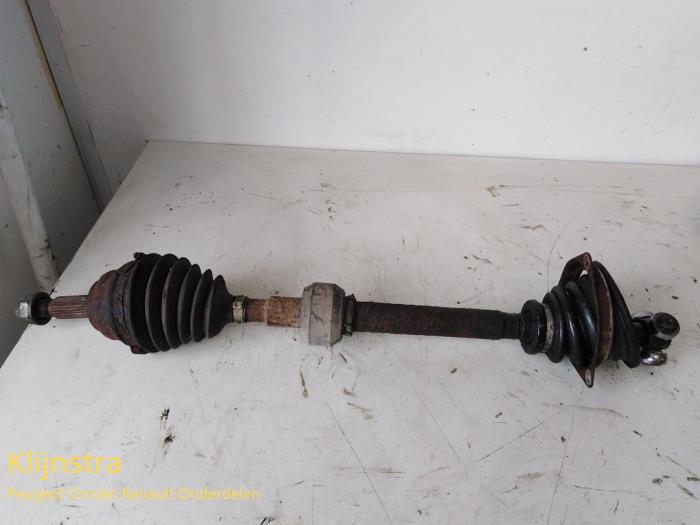 Gebruikte Aandrijfas links-voor Renault Laguna I (B56) 1.8 Prijs op aanvraag aangeboden door Fa. Klijnstra & Zn. VOF