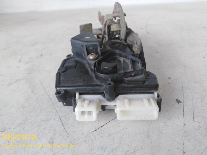 Deurslot Mechaniek 4Deurs rechts-achter van een Peugeot 605 (6B) 3.0 SV,Executive V6 24V 1998