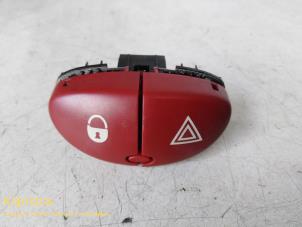 Gebruikte Gevarenlicht Schakelaar Peugeot 206 Prijs op aanvraag aangeboden door Fa. Klijnstra & Zn. VOF