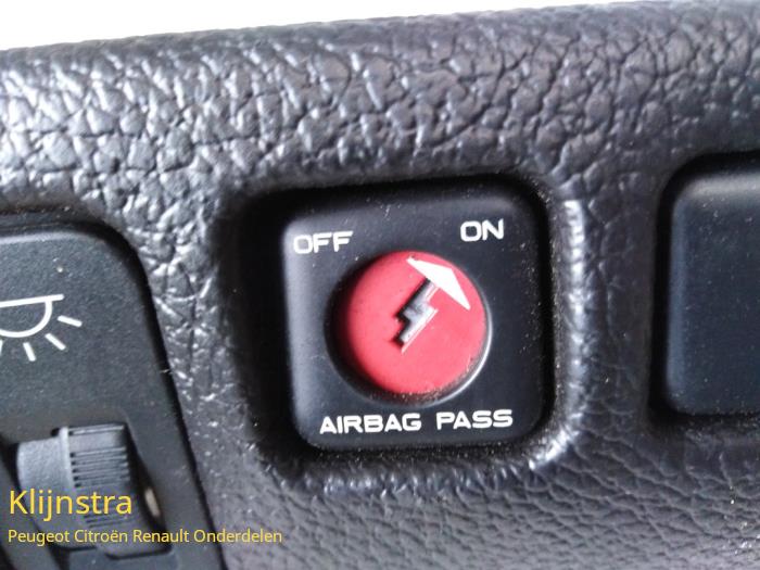 Airbag schakelaar van een Peugeot 206 (2A/C/H/J/S) 1.4 XR,XS,XT,Gentry 2001