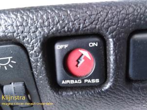 Gebruikte Airbag schakelaar Peugeot 206 (2A/C/H/J/S) 1.4 XR,XS,XT,Gentry Prijs op aanvraag aangeboden door Fa. Klijnstra & Zn. VOF