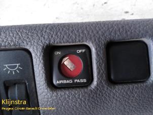 Gebruikte Airbag schakelaar Peugeot 206 (2A/C/H/J/S) 1.4 XR,XS,XT,Gentry Prijs op aanvraag aangeboden door Fa. Klijnstra & Zn. VOF