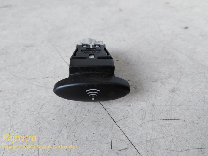 Gebruikte Alarm sensor Citroen C5 I Break (DE) 2.0 16V Prijs op aanvraag aangeboden door Fa. Klijnstra & Zn. VOF