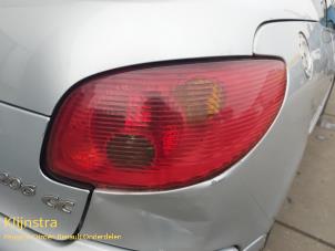 Gebruikte Achterlicht rechts Peugeot 206 CC (2D) 1.6 16V Prijs op aanvraag aangeboden door Fa. Klijnstra & Zn. VOF