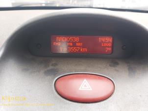 Gebruikte Display Interieur Peugeot 206 CC (2D) 1.6 16V Prijs € 75,00 Margeregeling aangeboden door Fa. Klijnstra & Zn. VOF