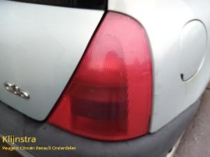 Gebruikte Achterlicht rechts Renault Clio II (BB/CB) 1.4 Prijs op aanvraag aangeboden door Fa. Klijnstra & Zn. VOF
