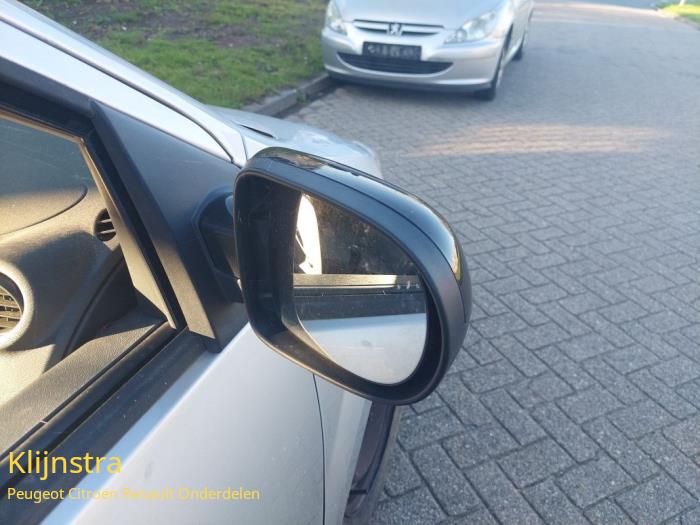Buitenspiegel rechts van een Renault Twingo II (CN) 1.5 dCi 90 FAP 2011