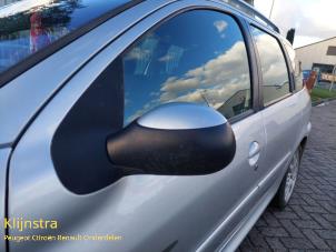 Gebruikte Spiegel Buiten links Peugeot 206 SW (2E/K) 1.6 16V Prijs op aanvraag aangeboden door Fa. Klijnstra & Zn. VOF