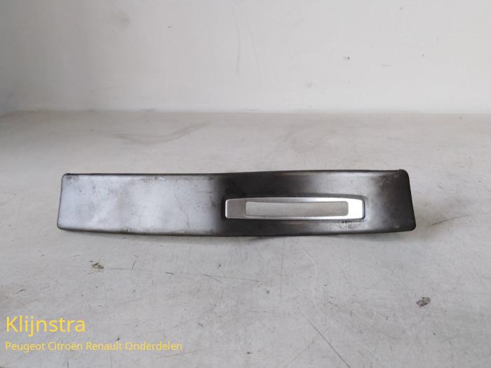 Gebruikte Dashboard deel Renault Laguna II (BG) 1.9 dCi 120 Prijs € 18,00 Margeregeling aangeboden door Fa. Klijnstra & Zn. VOF