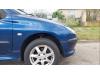 Voorscherm rechts van een Peugeot 206 (2A/C/H/J/S), 1998 / 2012 1.4 XR,XS,XT,Gentry, Hatchback, Benzine, 1.360cc, 55kW (75pk), FWD, TU3A; KFW, 2005-04 / 2012-12, 2CKFW; 2AKFW 2006