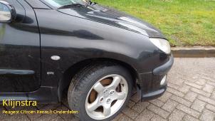Gebruikte Scherm rechts-voor Peugeot 206 (2A/C/H/J/S) 2.0 GTI 16V Prijs € 75,00 Margeregeling aangeboden door Fa. Klijnstra & Zn. VOF