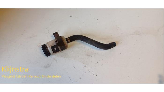Gebruikte Servo Oliereservoir Peugeot 106 II 1.4 XN,XR,XS,XT Prijs op aanvraag aangeboden door Fa. Klijnstra & Zn. VOF